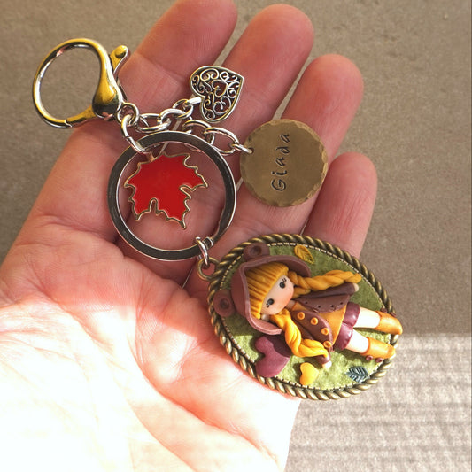 Portachiavi con Doll in pasta polimerica e ciondolo in ottone con nome