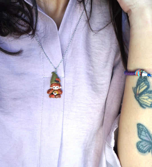 Collana in acciaio inox con gnoma in fimo modellata a mano