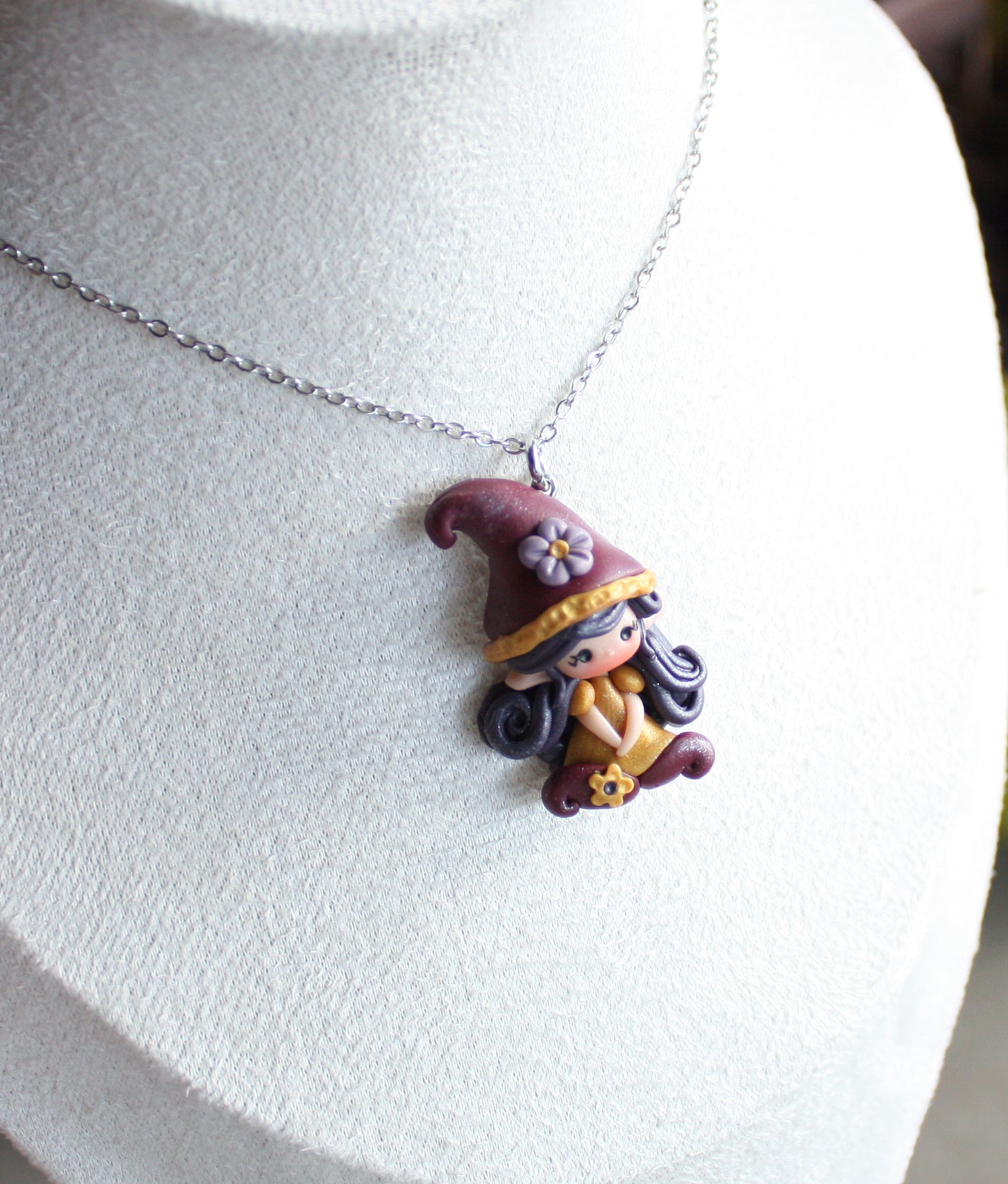 Collana in acciaio inox con piccola gnoma in fimo