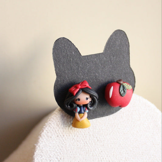 Orecchini a lobo Biancaneve e mela in fimo