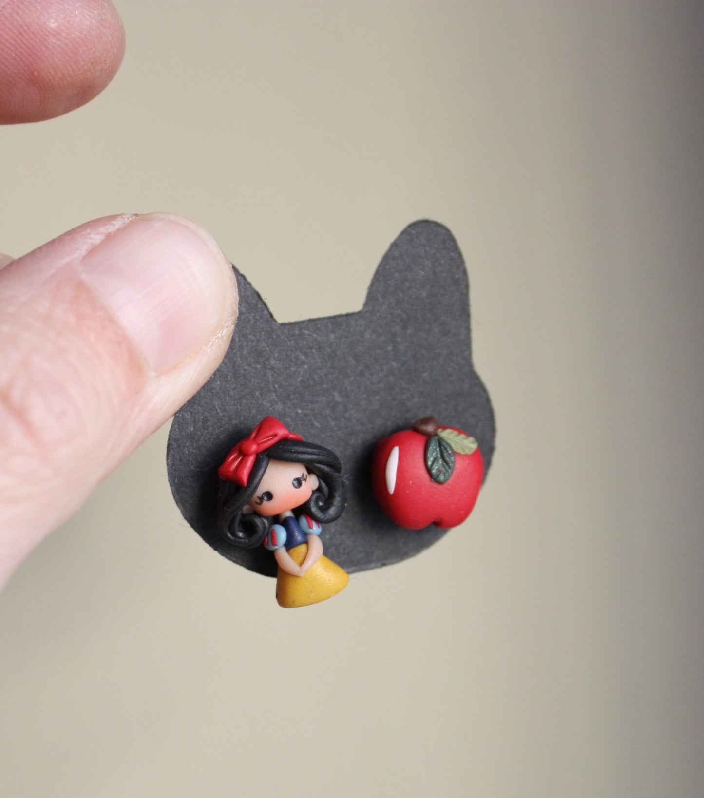 Orecchini a lobo Biancaneve e mela in fimo