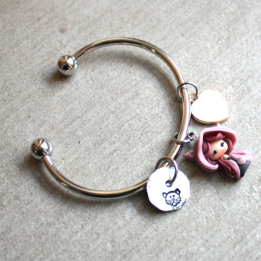 Stainless steel bangle bracelet with cat doll and engraved charm