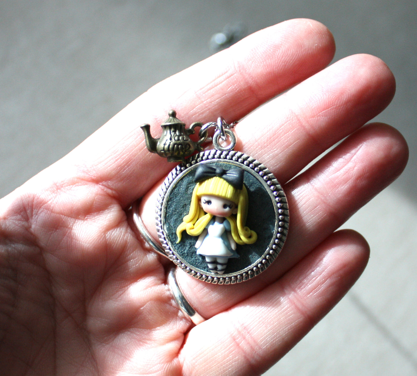 Collana in acciaio inox con cammeo e Alice in fimo