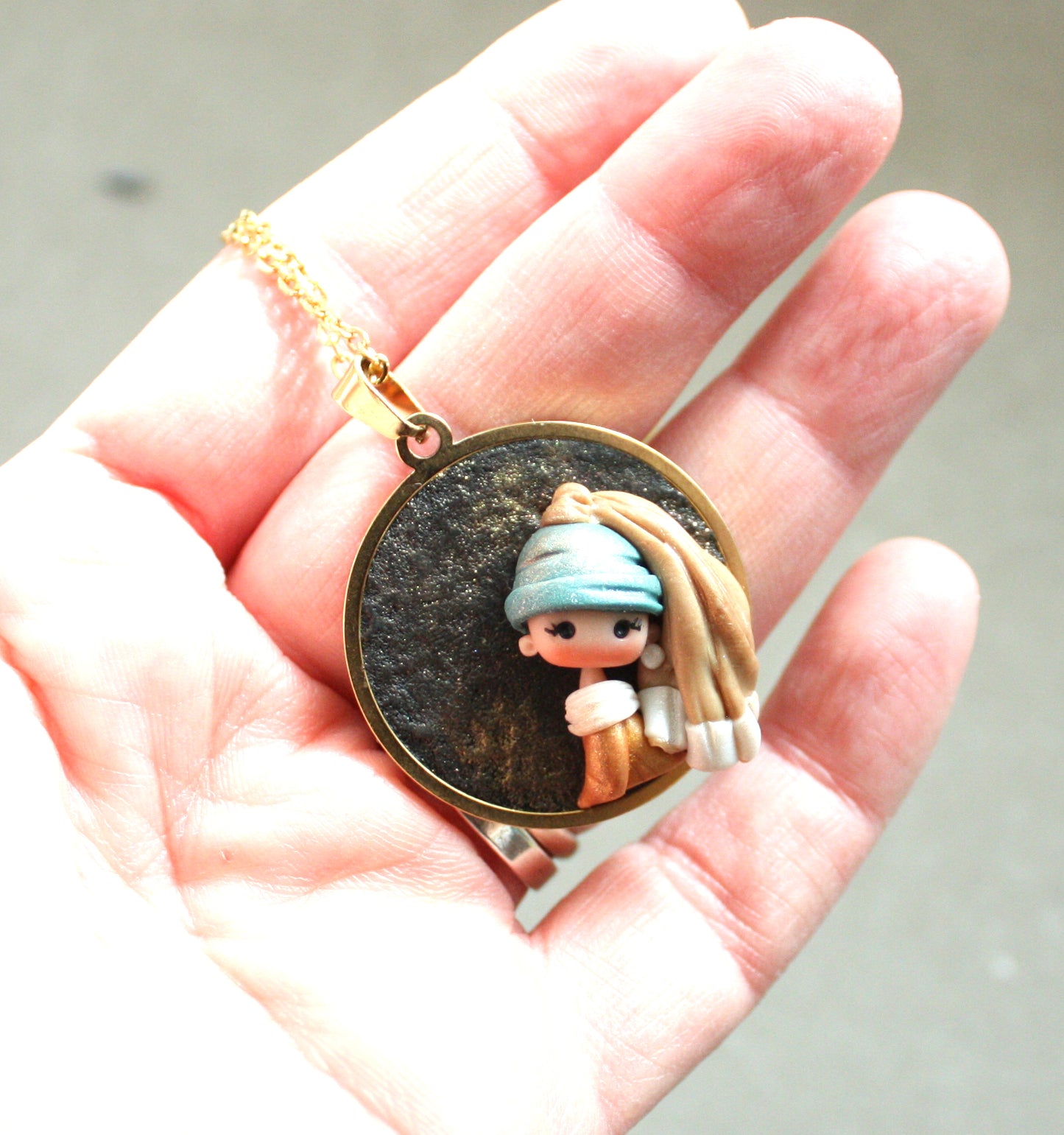 Collana Dama con l’orecchino di perla – cammeo dorato in acciaio inox