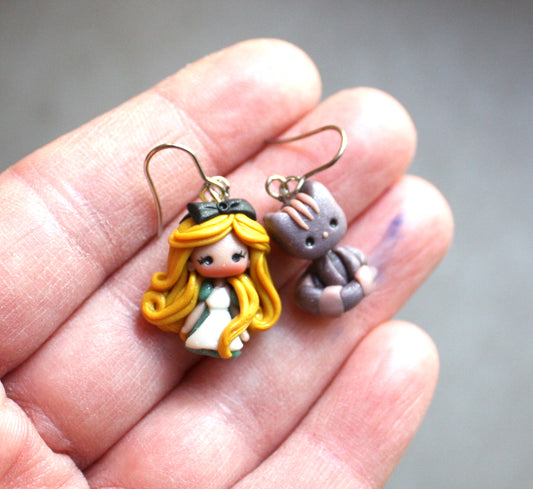 Orecchini pendenti in acciaio inox con Alice e Stregatto