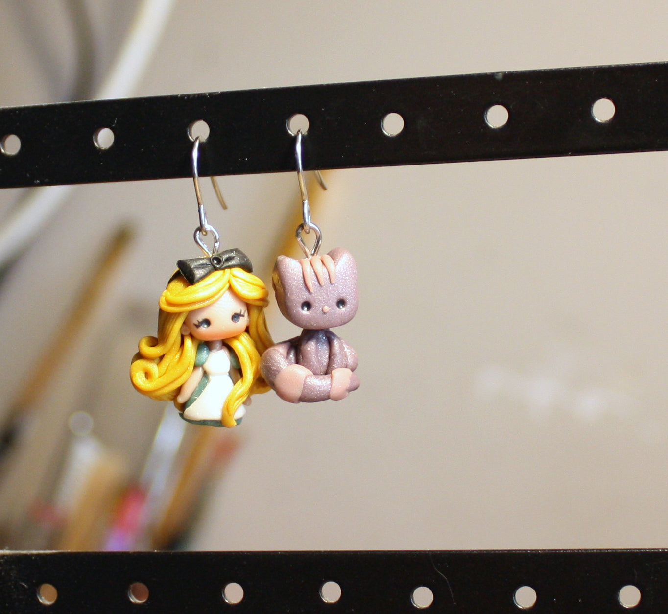 Orecchini pendenti in acciaio inox con Alice e Stregatto