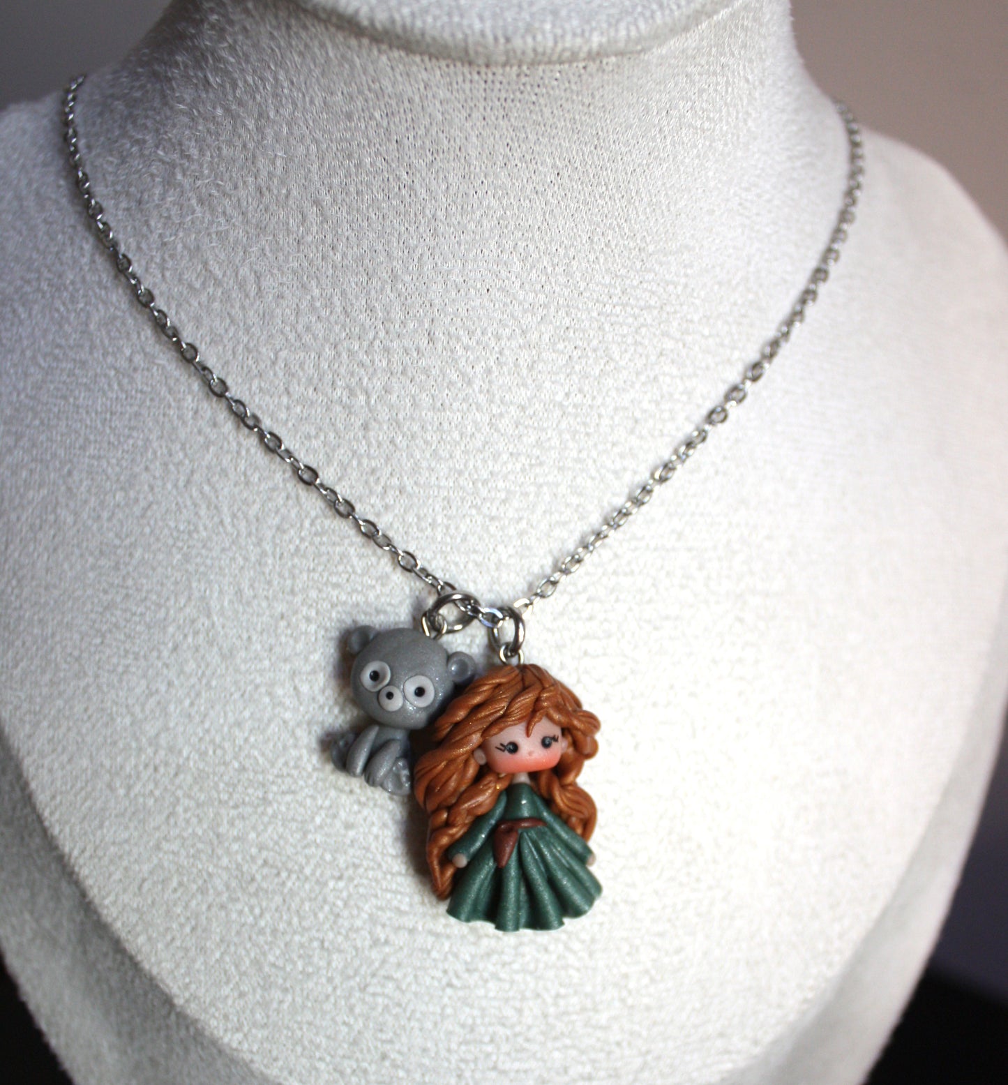 Collana in acciaio inox con Merida in fimo e orsetto