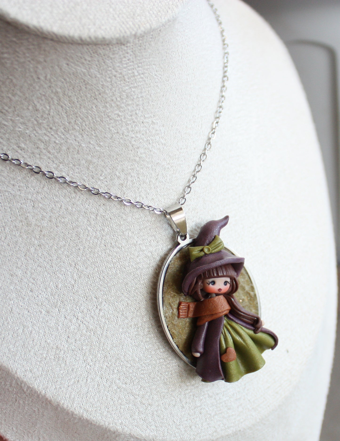 Collana in acciaio inox con piccola streghetta in fimo