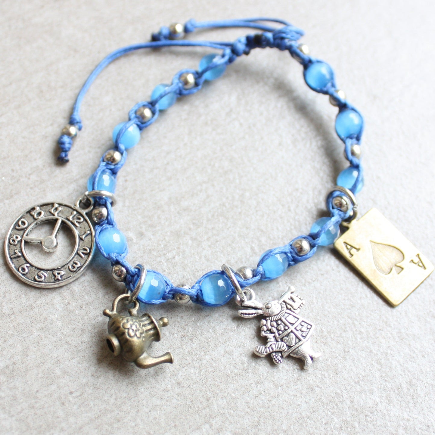 bracciale pietre dure regolabile Alice in Wonderland