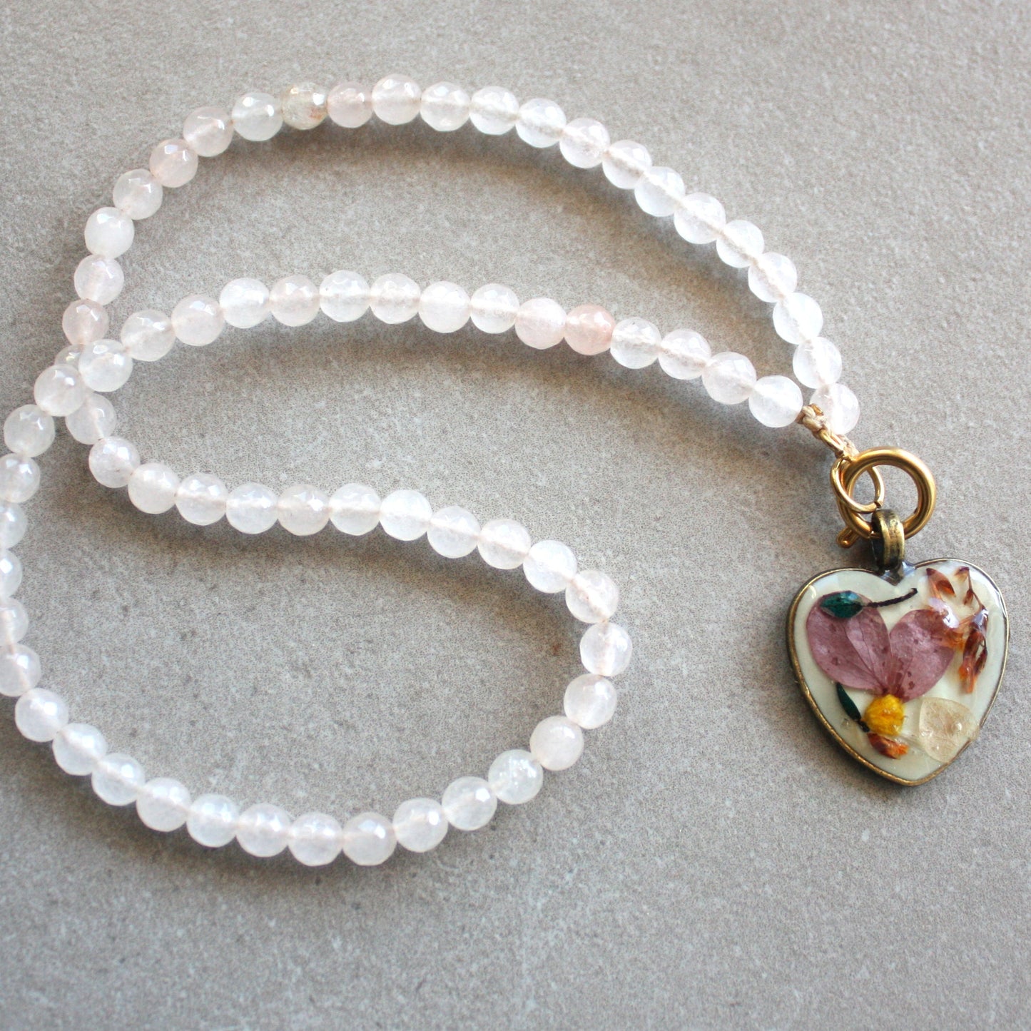 Collana pietre bianche e cuore
