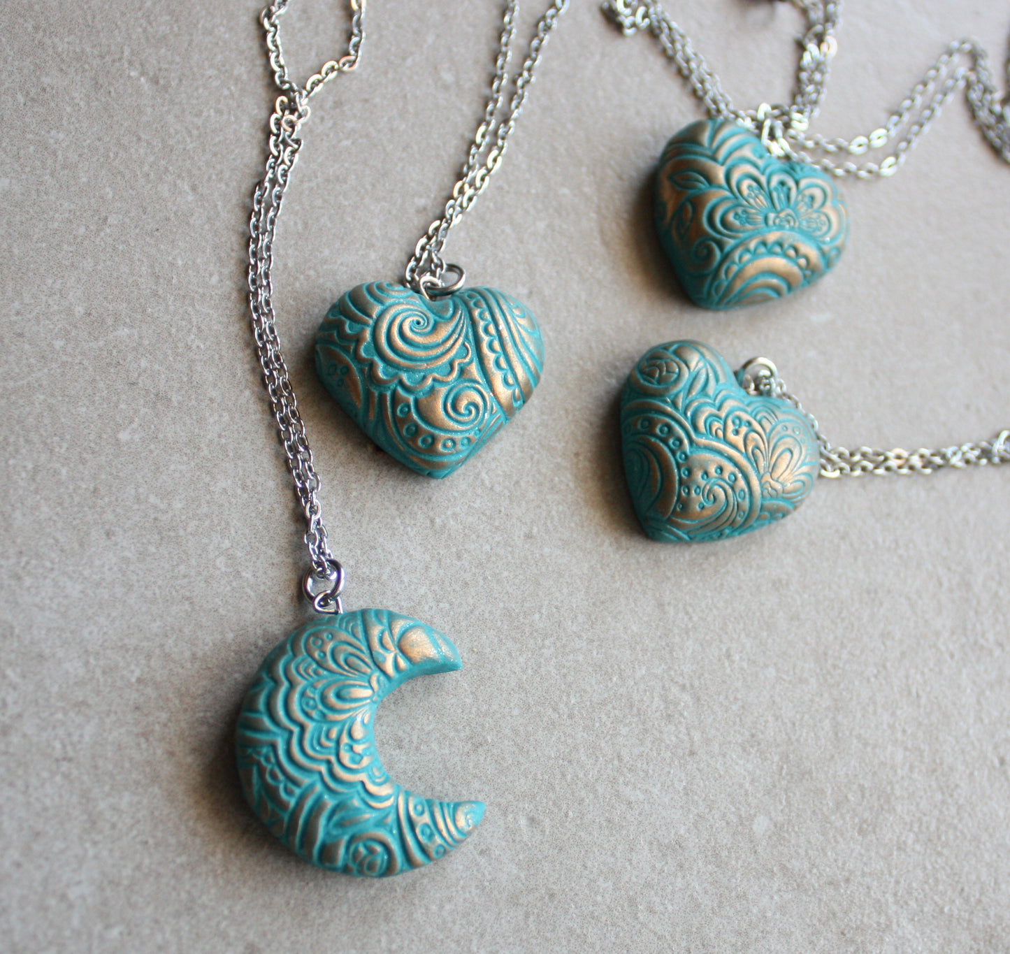 Collana con ciondolo in pasta polimerica verde teal