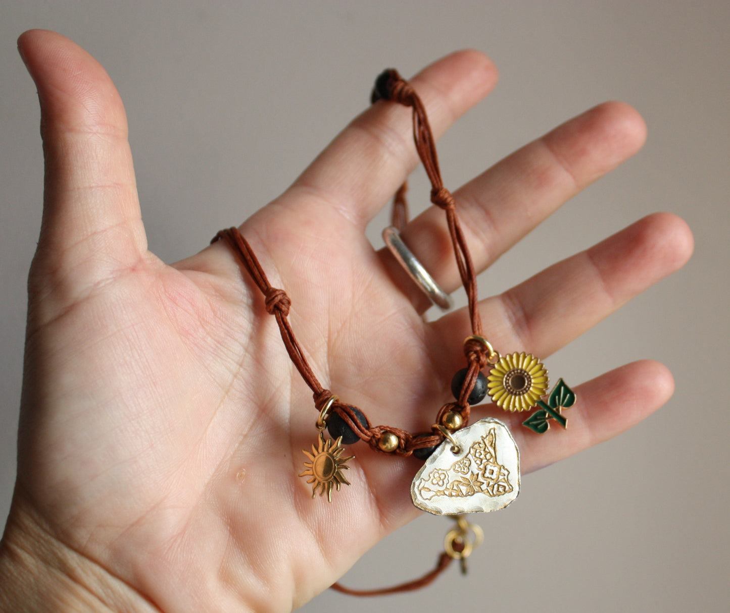 Short necklace, also wearable as a bracelet.