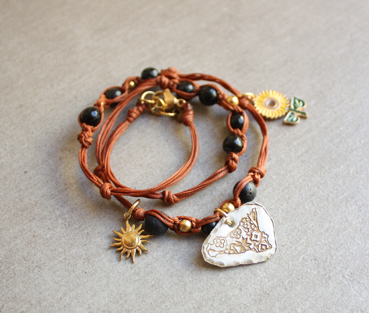 Short necklace, also wearable as a bracelet.