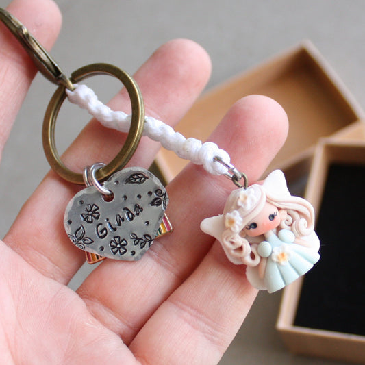 Portachiavi con fatina e cuore inciso – Macramè artigianale