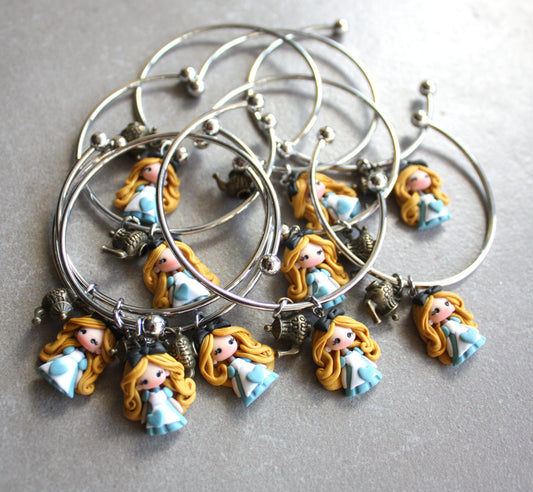 Bracciale bangle in acciaio inox con Alice in fimo