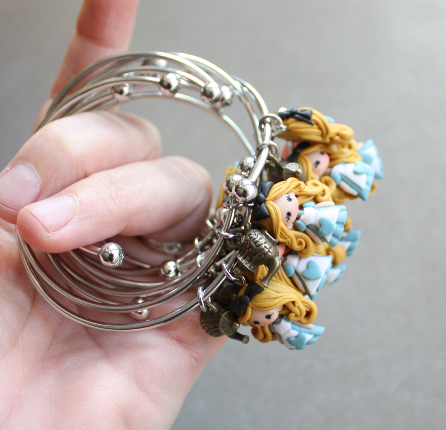 Bracciale bangle in acciaio inox con Alice in fimo