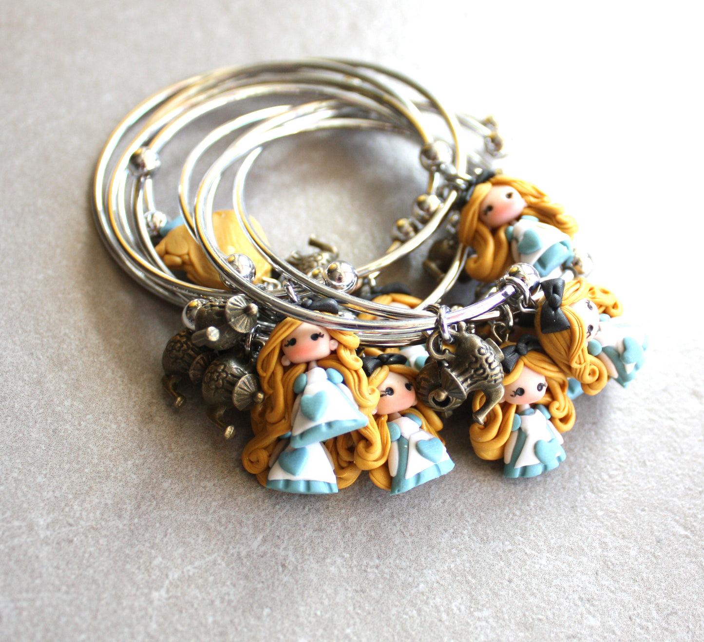 Bracciale bangle in acciaio inox con Alice in fimo