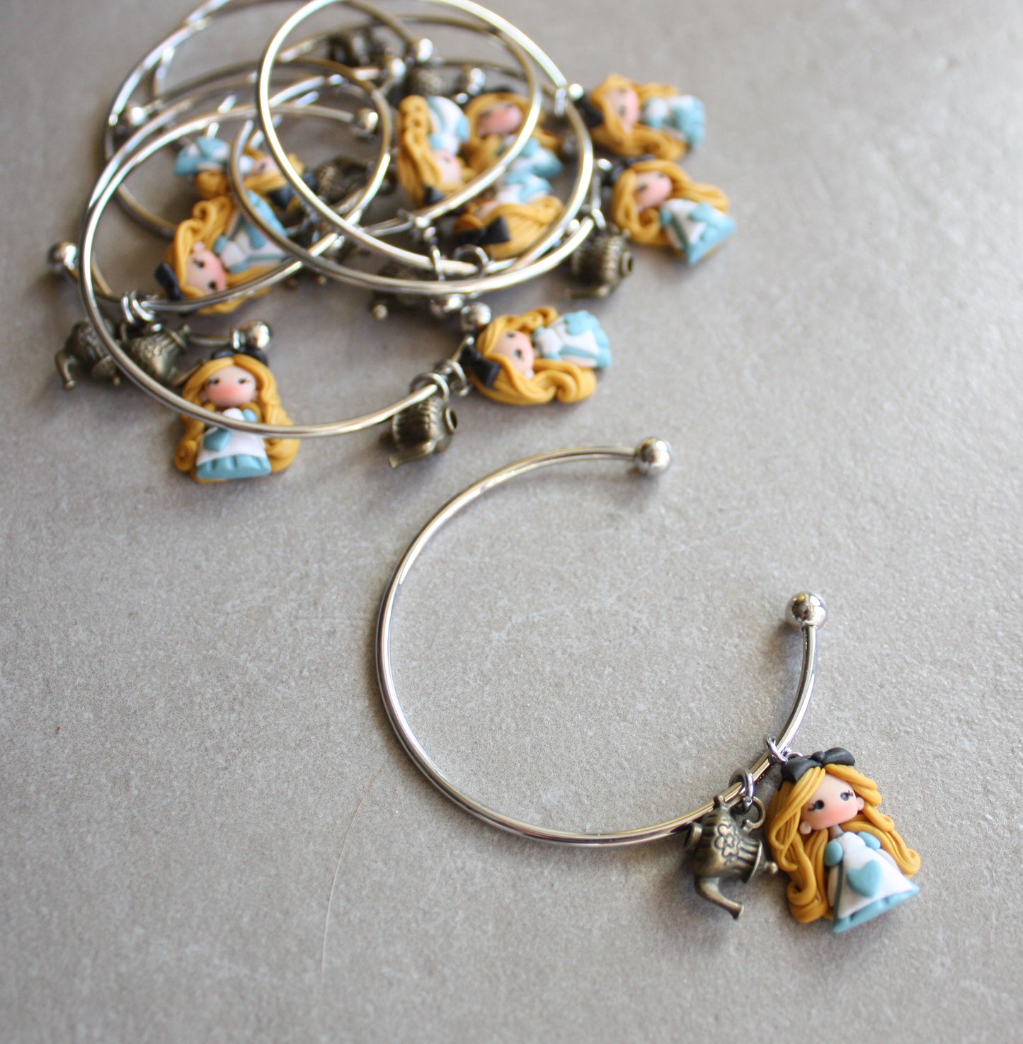 Bracciale bangle in acciaio inox con Alice in fimo