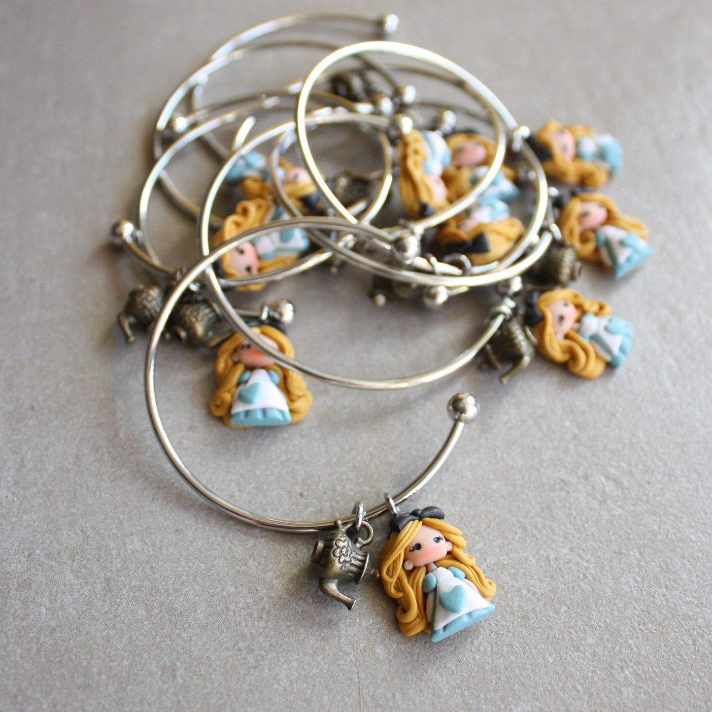 Bracciale bangle in acciaio inox con Alice in fimo