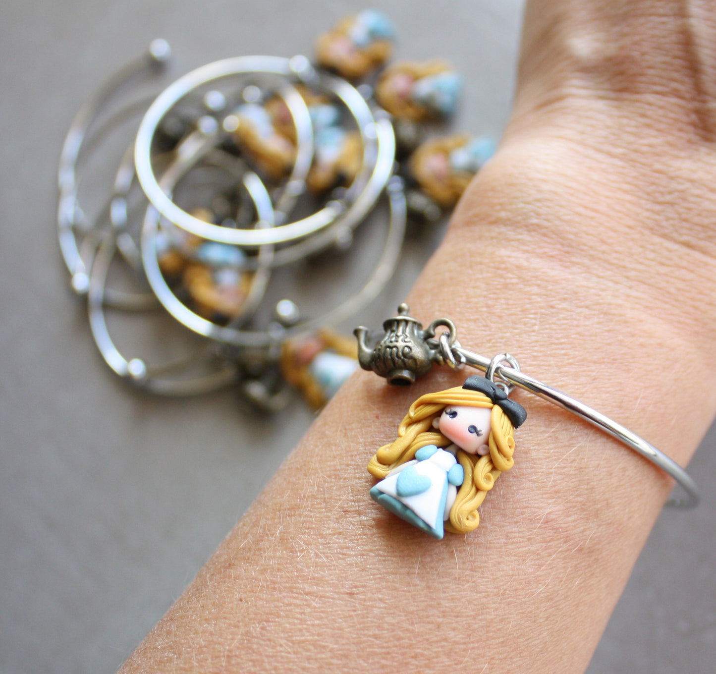 Bracciale bangle in acciaio inox con Alice in fimo