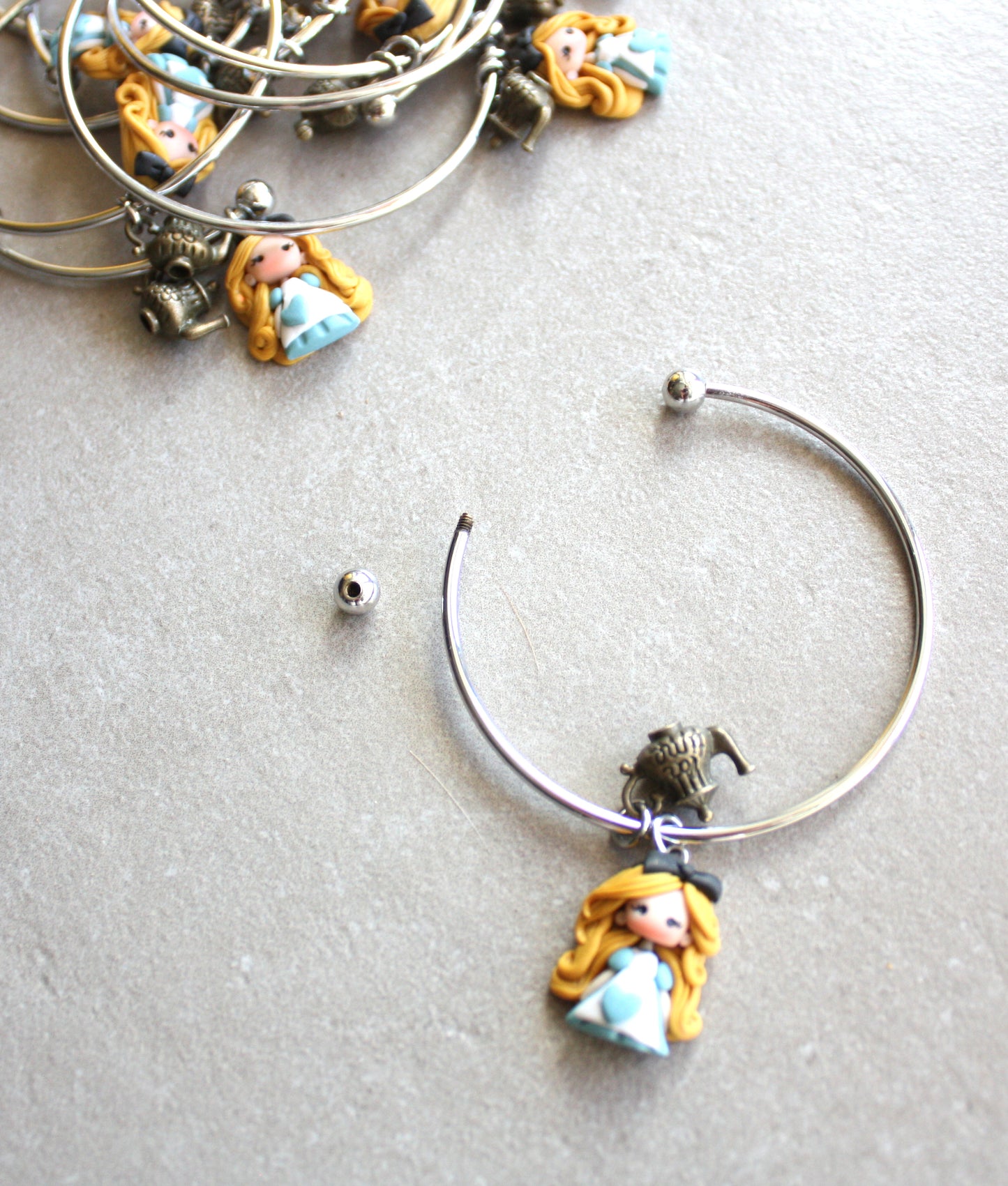 Bracciale bangle in acciaio inox con Alice in fimo