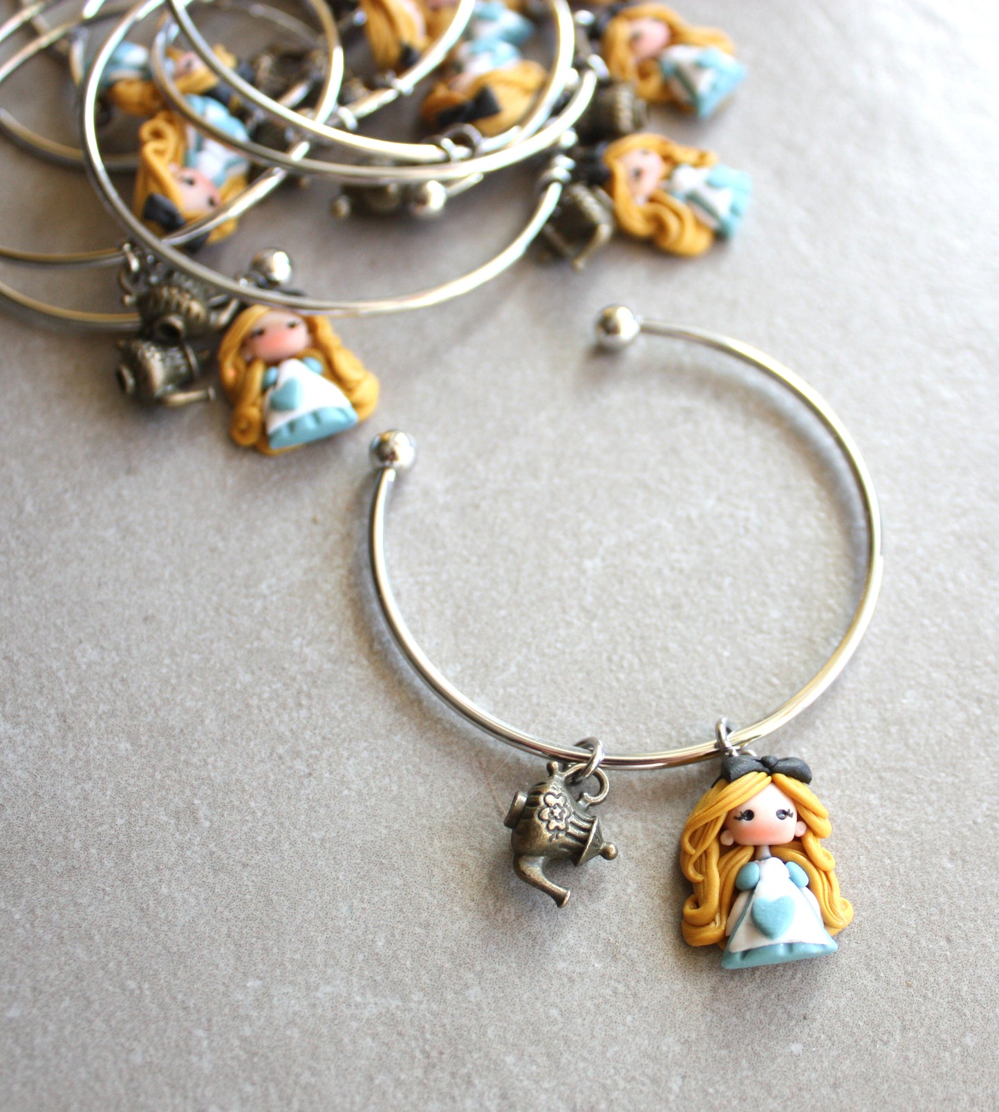Bracciale bangle in acciaio inox con Alice in fimo