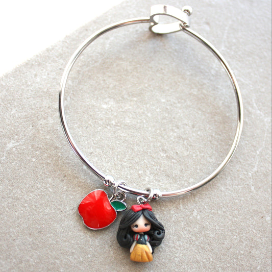 Bracciale bangle in acciaio inox con Biancaneve in fimo e ciondolo mela smaltata