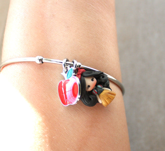 Bracciale bangle in acciaio inox con Biancaneve in fimo e ciondolo mela smaltata
