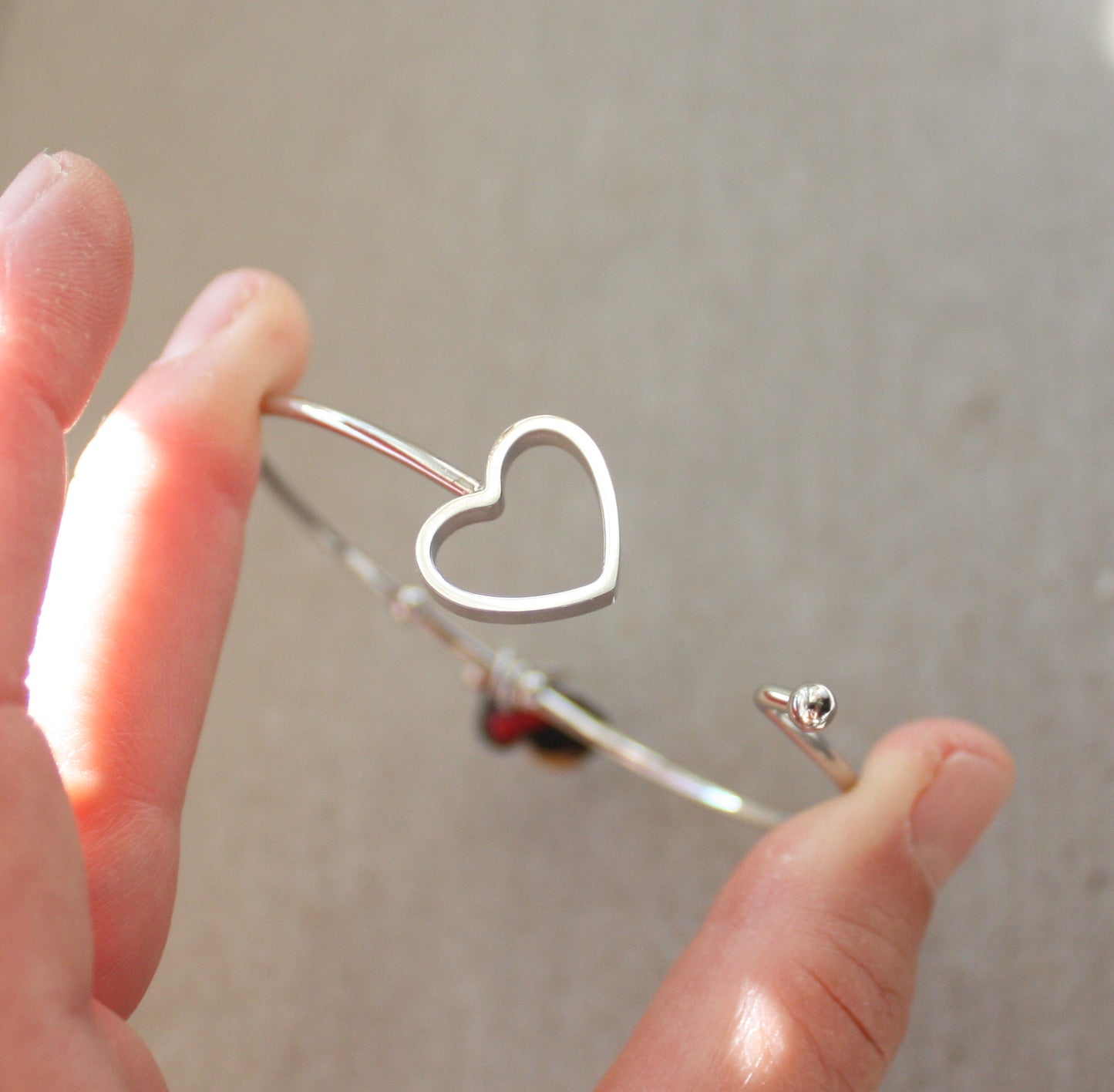 Bracciale bangle in acciaio inox con Biancaneve in fimo e ciondolo mela smaltata