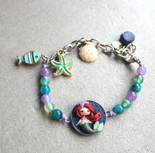 Bracciale regolabile con cammeo Ariel in fimo, pietre dure e ciondoli