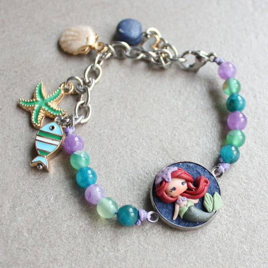 Bracciale regolabile con cammeo Ariel in fimo, pietre dure e ciondoli