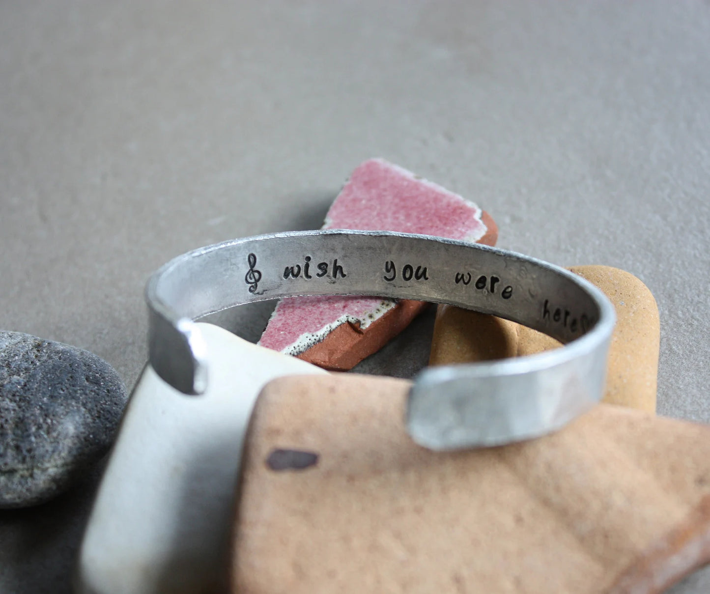 Bracciale Rigido in Alluminio con Frase Nascosta