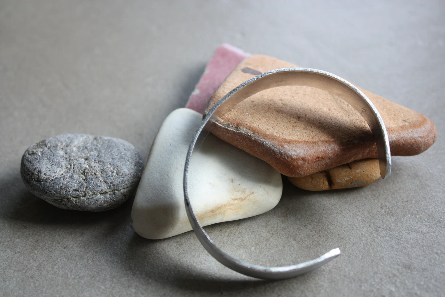 Bracciale Rigido in Alluminio con Frase Nascosta