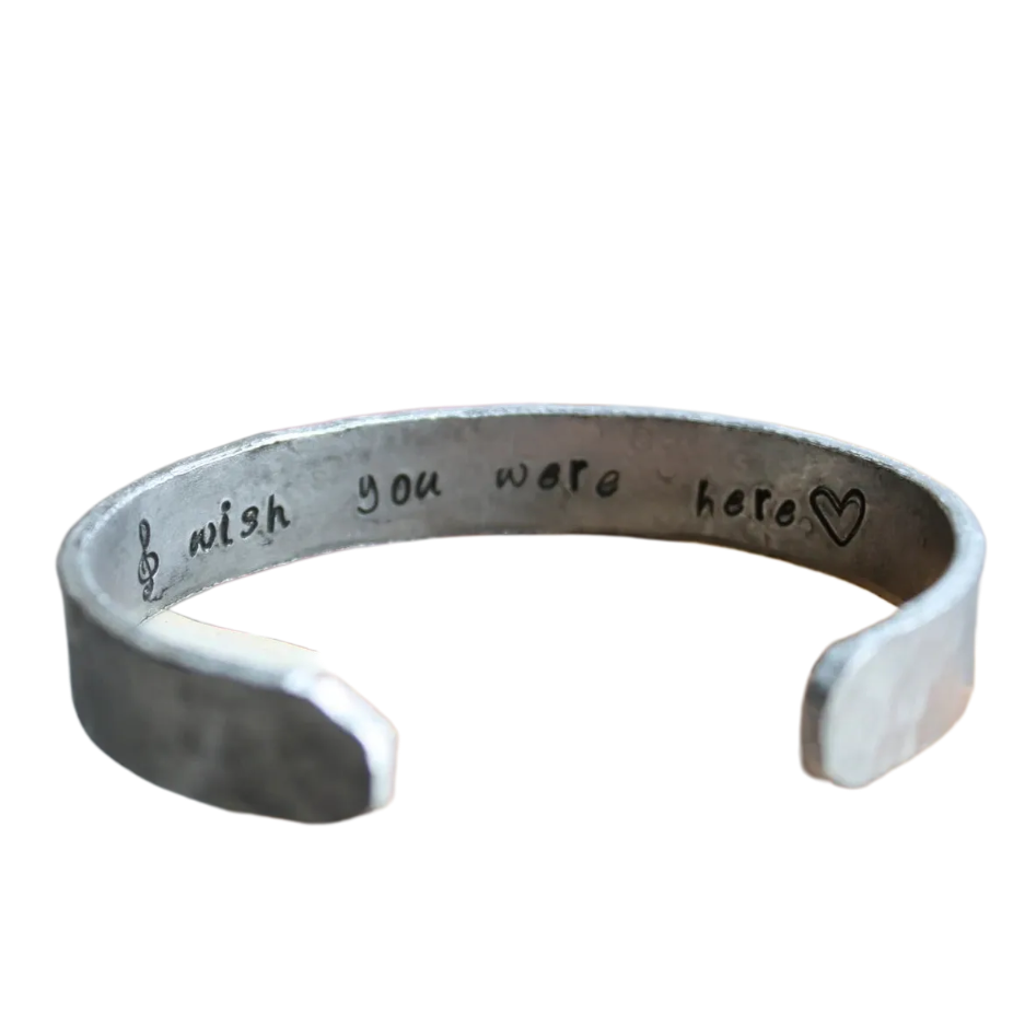 Bracciale Rigido in Alluminio con Frase Nascosta