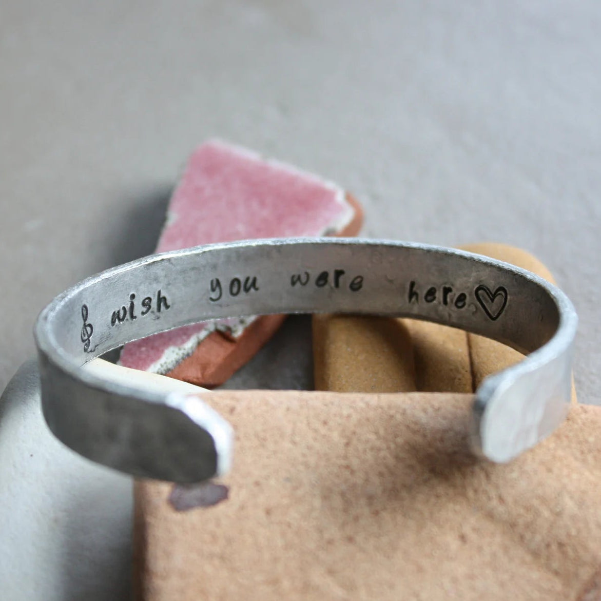 Bracciale Rigido in Alluminio con Frase Nascosta