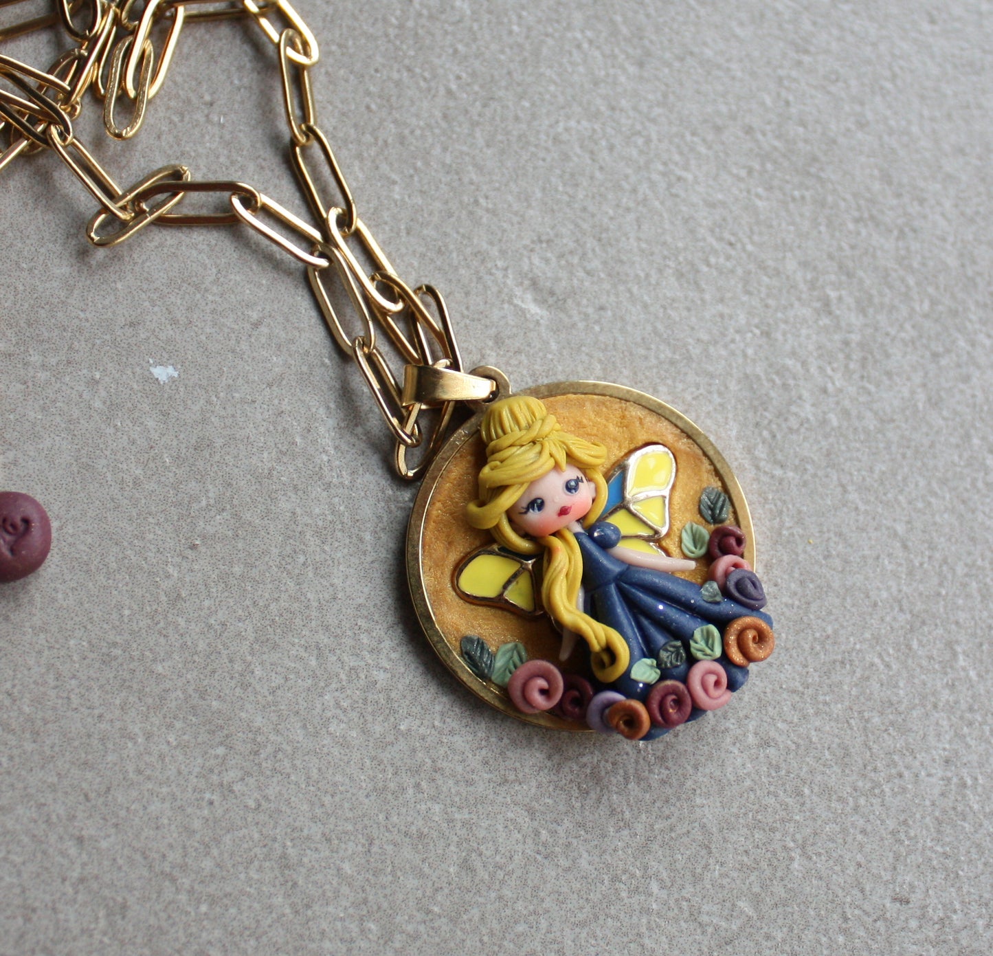 Collana in acciaio inox dorato con cammeo e fatina in pasta polimerica