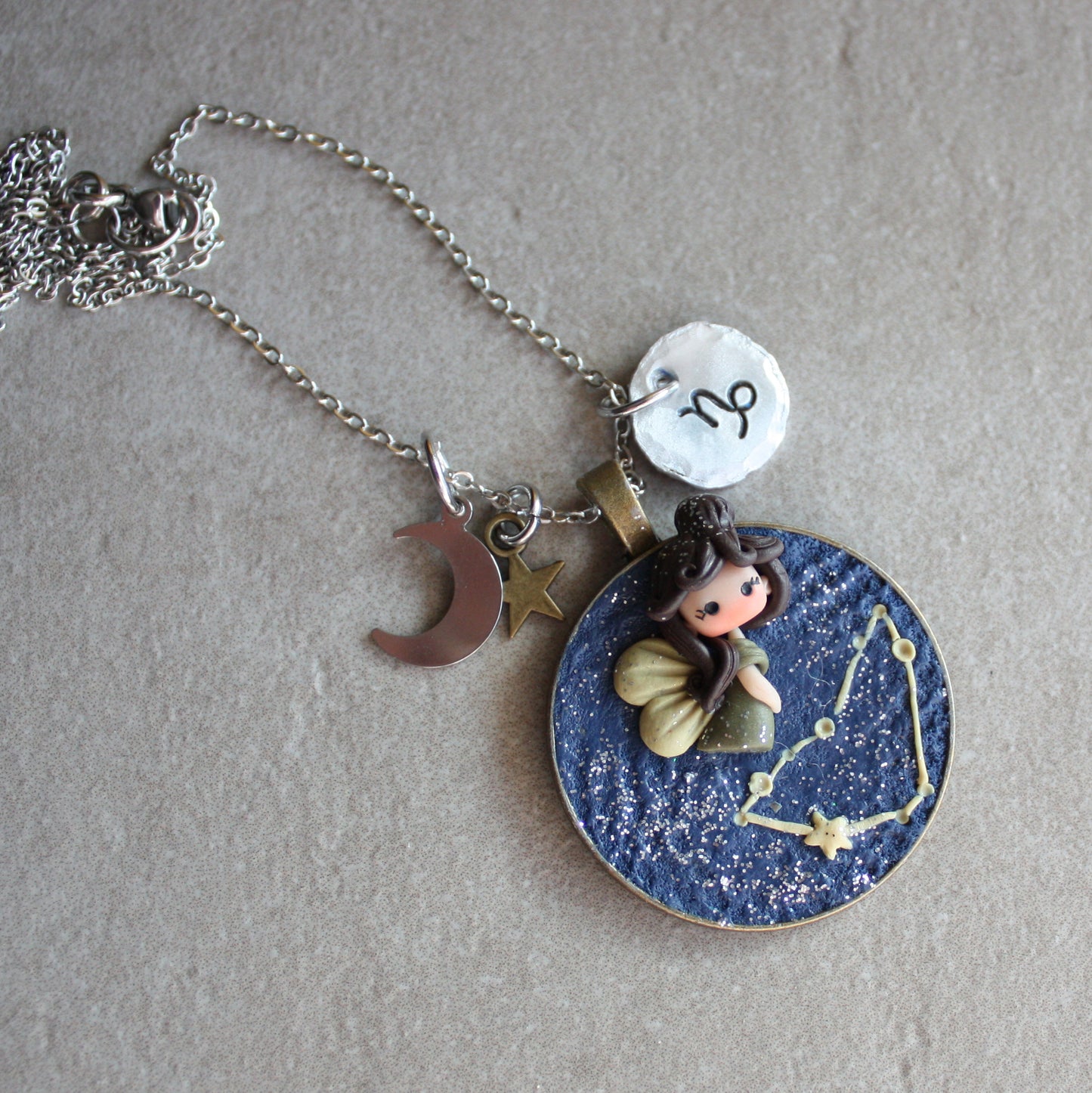 Collana Zodiacale Capricorno – Fatina Costellazione e Simbolo Inciso