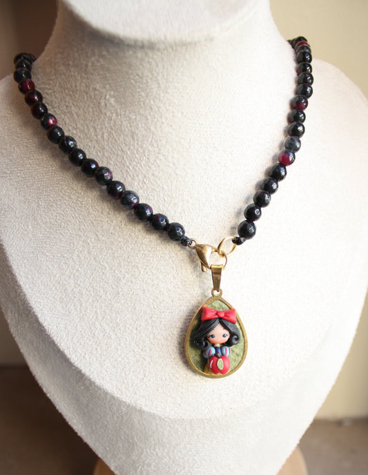 Collana con pietre dure e cammeo Biancaneve in fimo