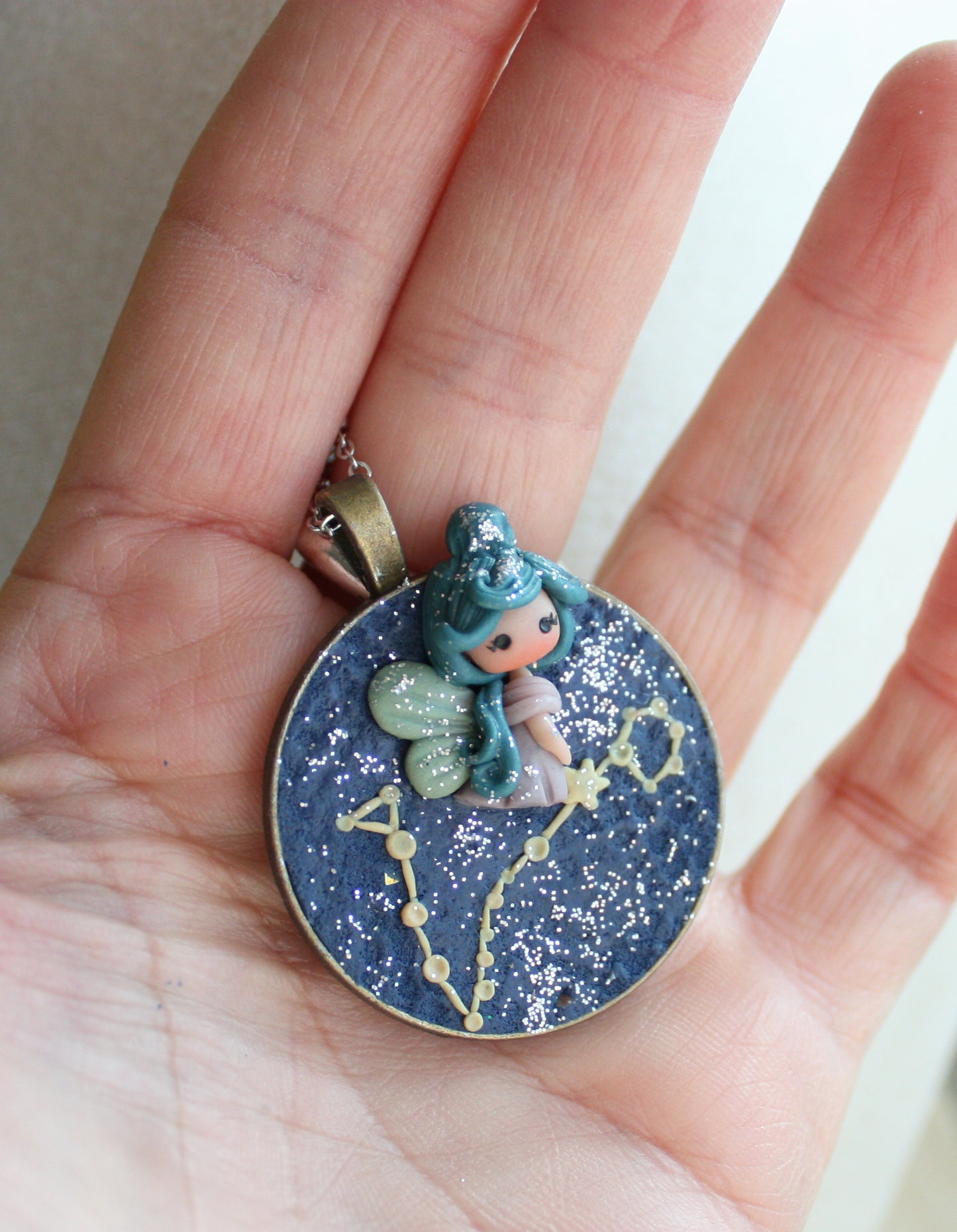 Collana Zodiacale Pesci – Fatina Costellazione e Simbolo Inciso