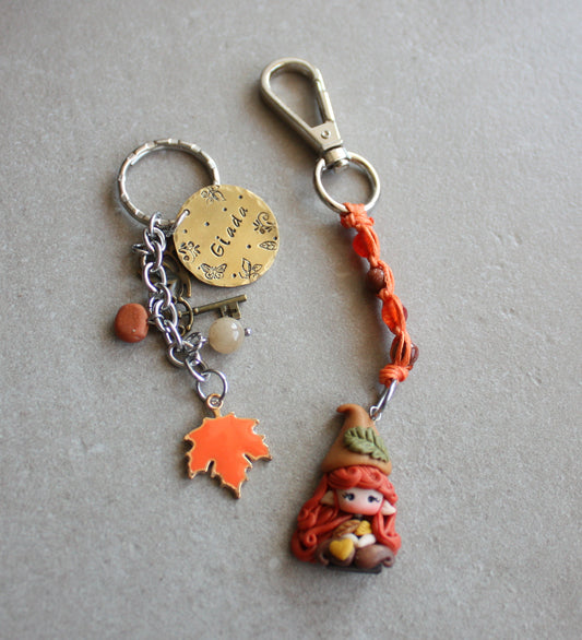 Portachiavi gnoma – Macramè, pietre dure e nome inciso