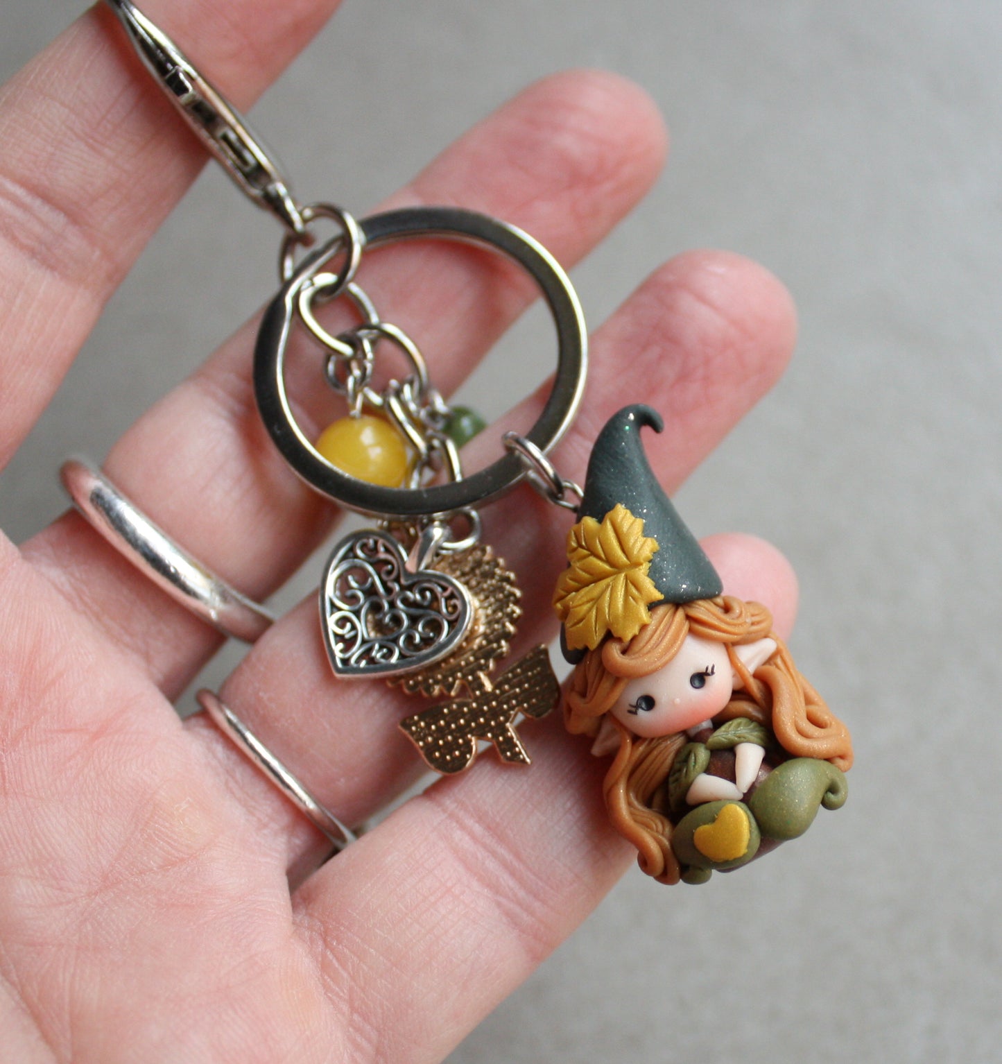 Portachiavi con gnoma in fimo e charms