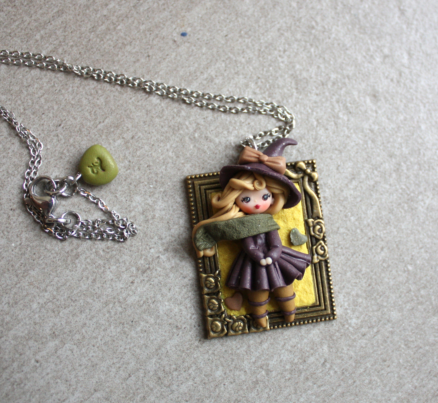 Collana in acciaio inox con piccola streghetta in fimo