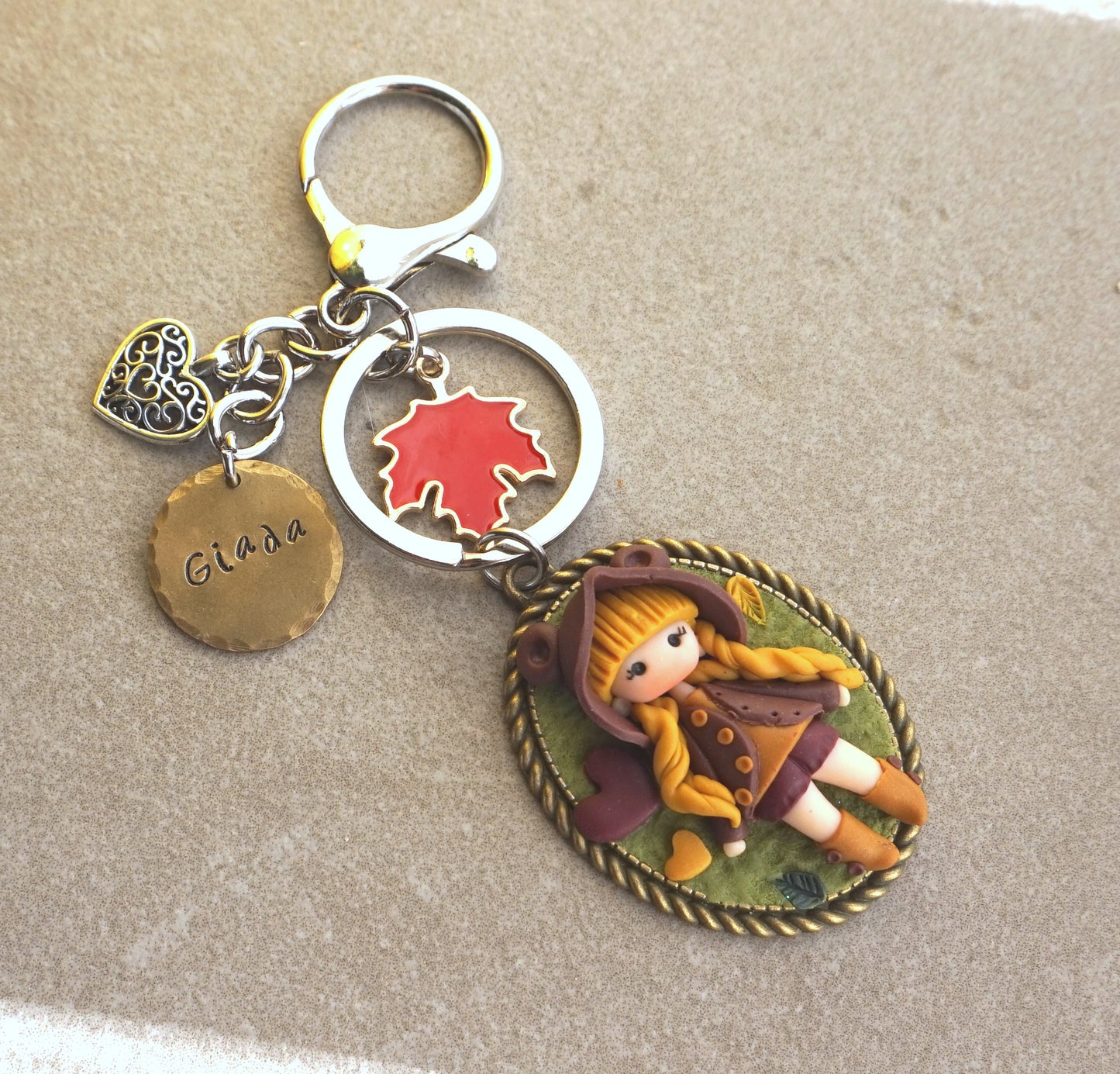 Portachiavi con Doll in pasta polimerica e ciondolo in ottone con nome