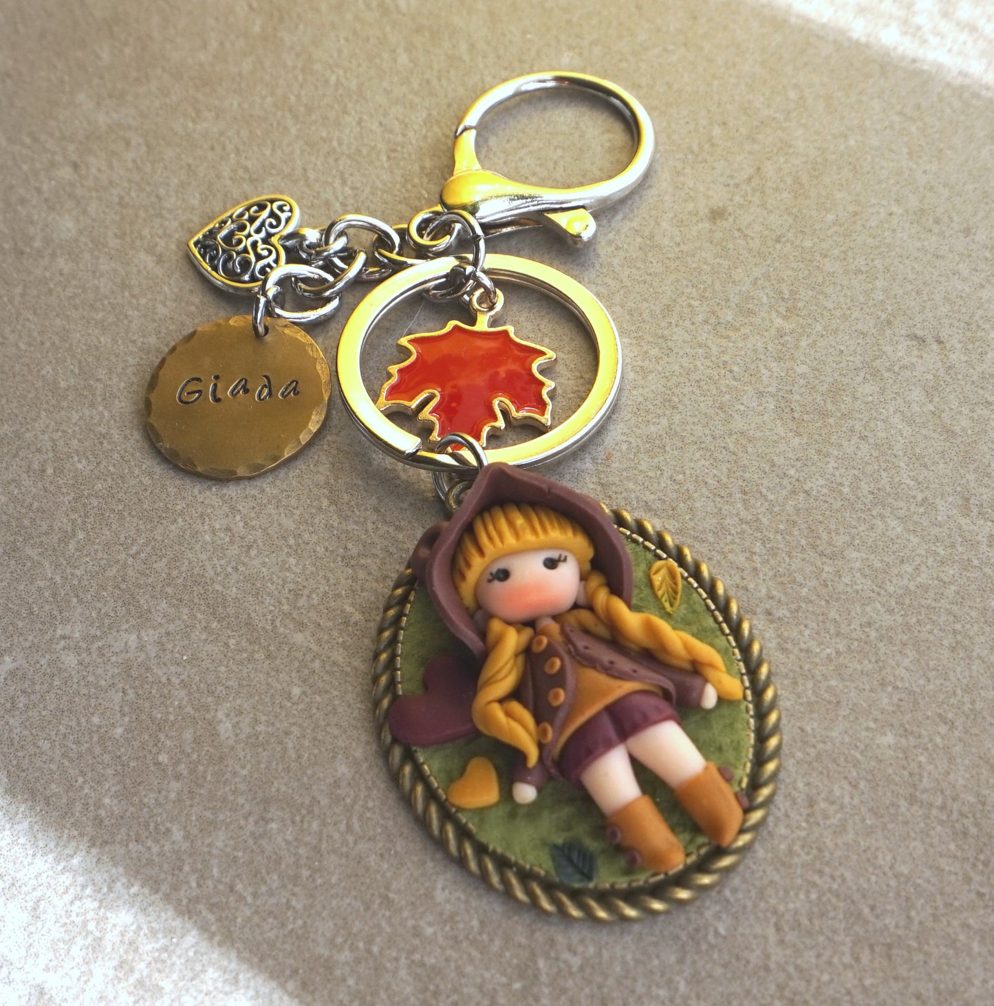 Portachiavi con Doll in pasta polimerica e ciondolo in ottone con nome