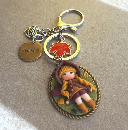 Portachiavi con Doll in pasta polimerica e ciondolo in ottone con nome