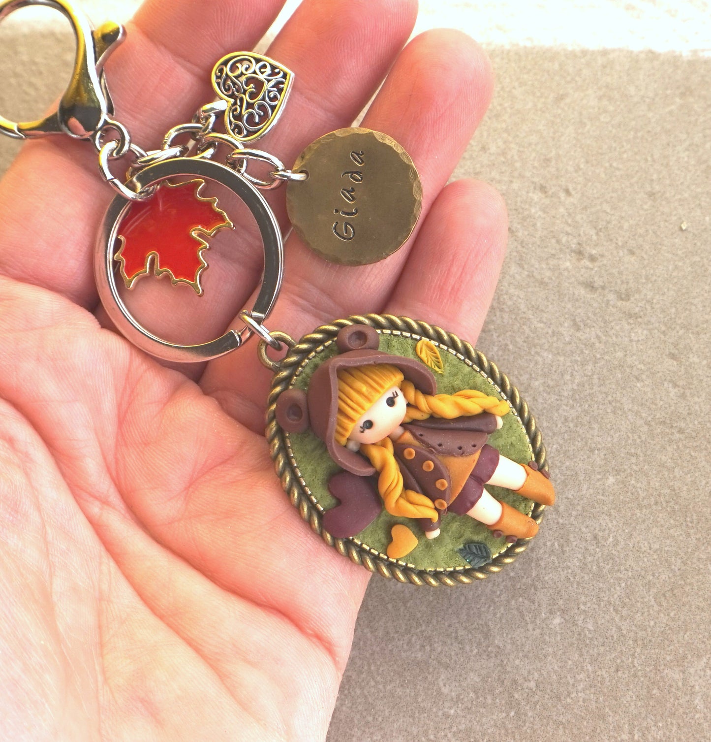 Portachiavi con Doll in pasta polimerica e ciondolo in ottone con nome