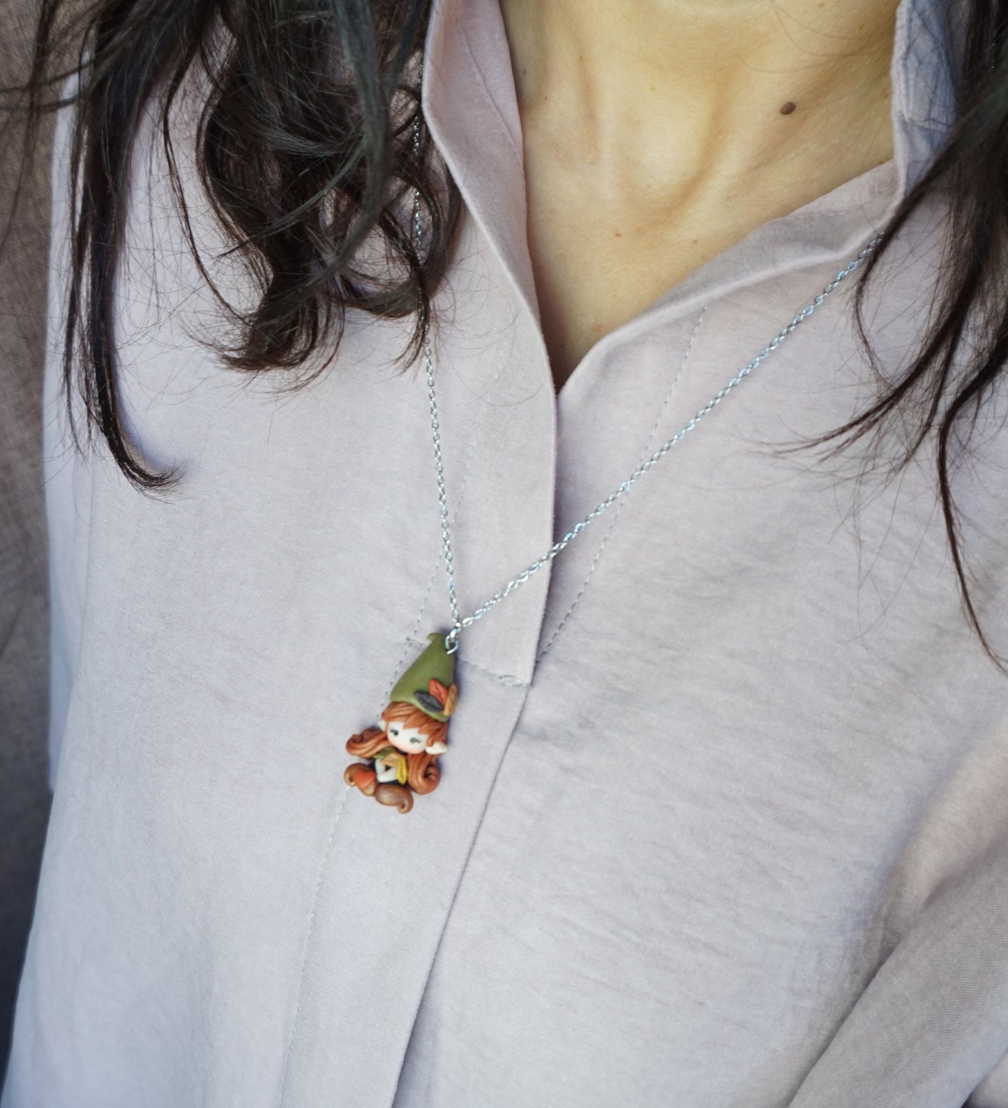 Collana in acciaio inox con gnoma in fimo modellata a mano