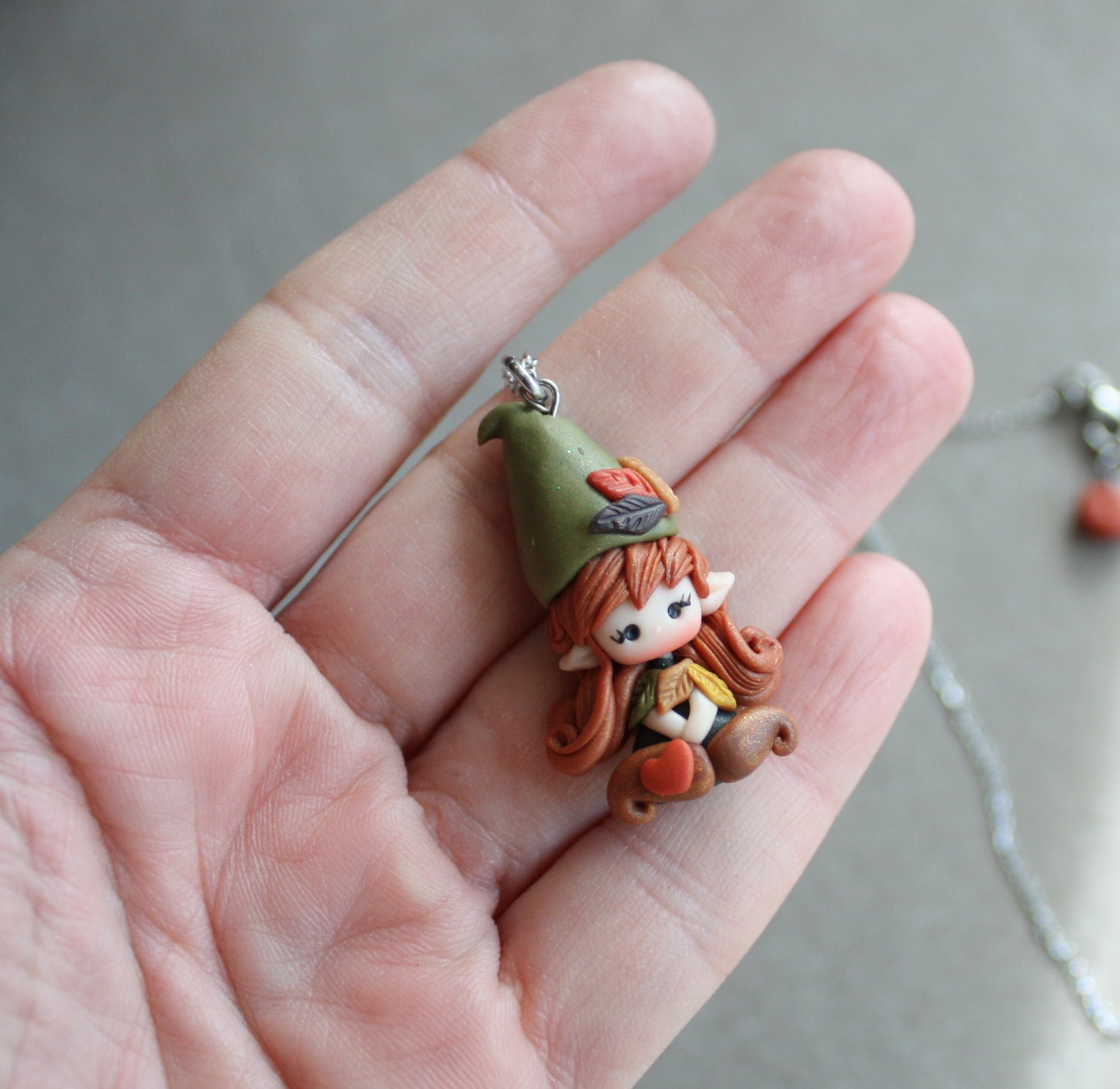 Collana in acciaio inox con gnoma in fimo modellata a mano