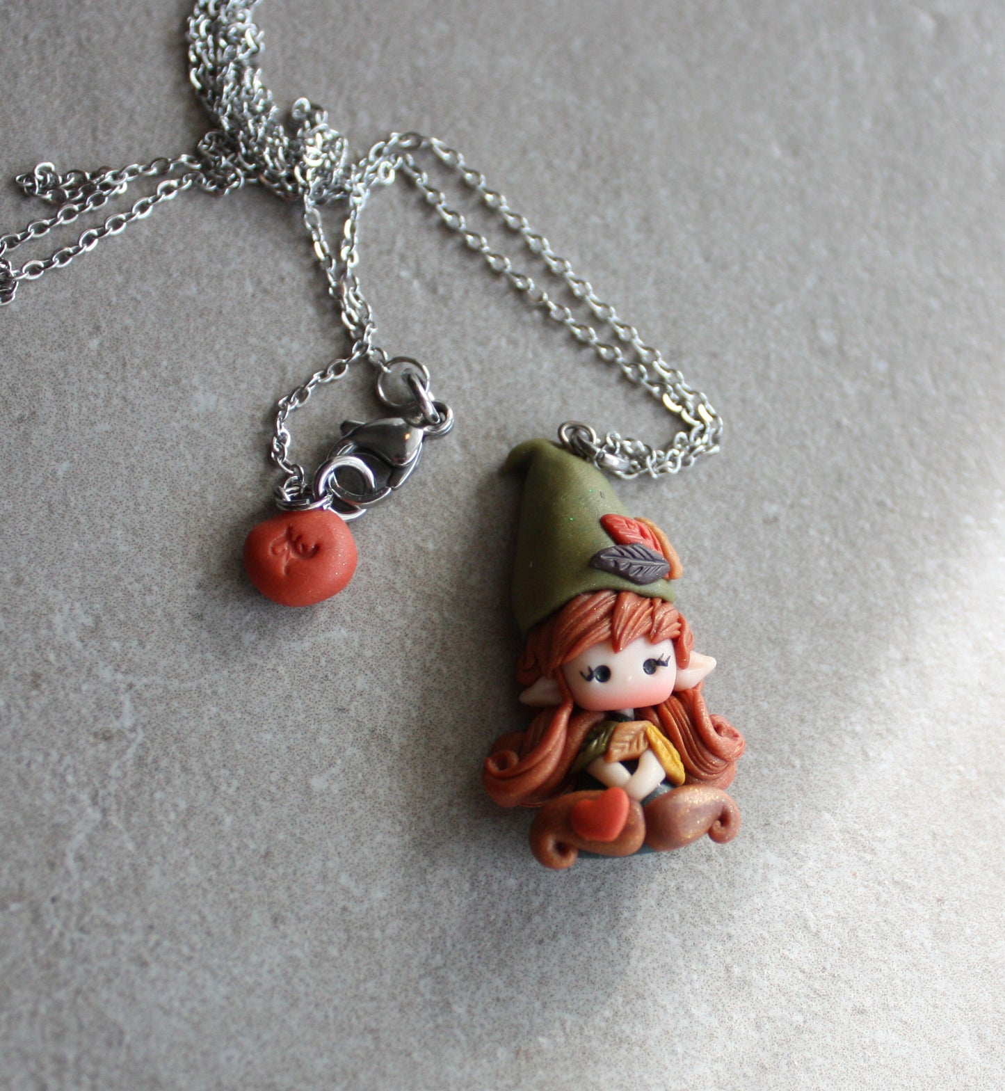 Collana in acciaio inox con gnoma in fimo modellata a mano