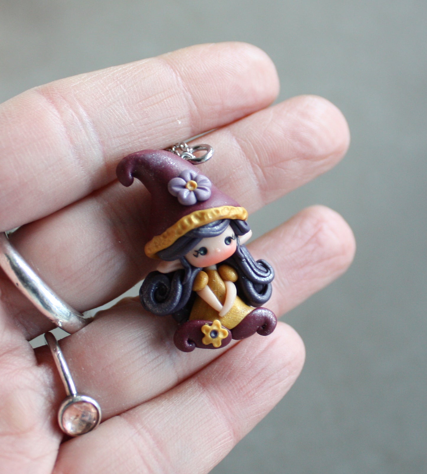 Collana in acciaio inox con piccola gnoma in fimo